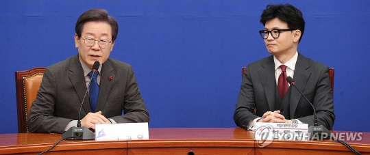 이재명(왼쪽부터) 더불어민주당 대표와 한동훈 국민의힘 대표.<연합뉴스 자료사진>